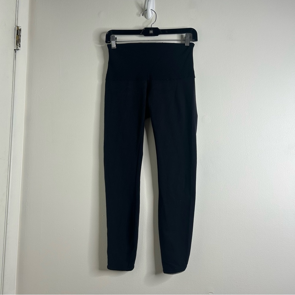Lululemon Women's Crop Leggings Black Lace Like Eyelet Waistband Size 6 Stretch